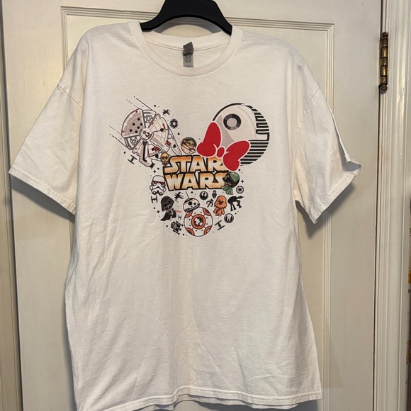 Gildan Other - Star Wars White Graphic Tee with Red Bow Accent